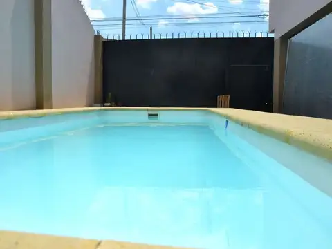 Casa 2 familias. Garaje para 3 vehículos y pileta