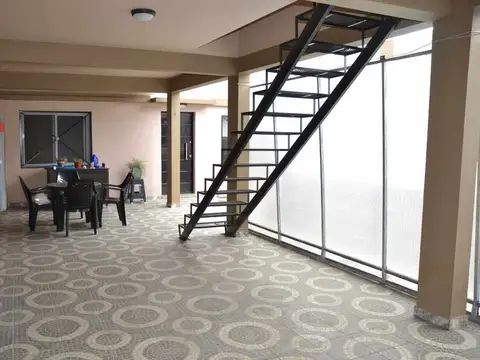 Casa 2 familias. Garaje para 3 vehículos y pileta