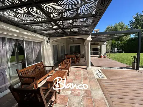 Casa 4 ambientes con 4 baños