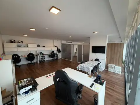OFICINA 93 m2 impecable . Se entrega con pisos , luces y AC instalados!