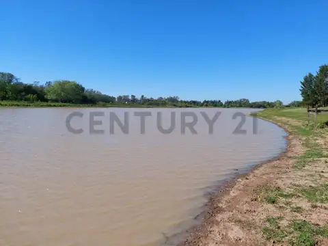 Venta de lote a la laguna en Chacras del Paraná Club de Camp
