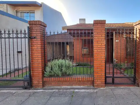 Chalet 3 ambientes apta crédito banco. Zona residencial a cuadras de Santa Rosa. (GD-100)