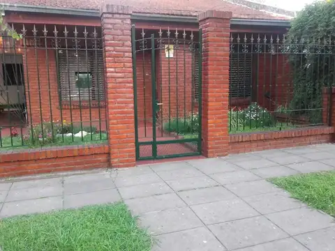 Chalet 3 ambientes apta crédito banco. Zona residencial a cuadras de Santa Rosa. (GD-100)
