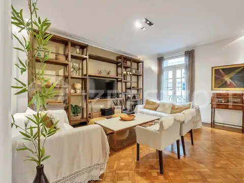 Departamento Francés en venta en Recoleta 4 dormitorios reciclado  con cochera.