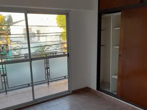 Dpto tipo PH 3 amb-S/expensas 1er piso por escalera.