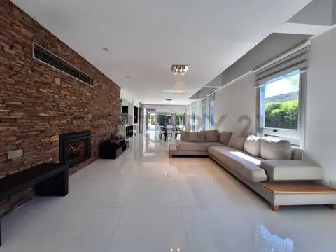 Casa 5 ambientes con 3 baños