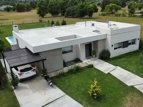 Alquiler casa amueblada con galería, pileta y golf