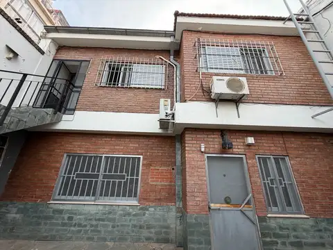 Casa 9 ambientes con 2 baños