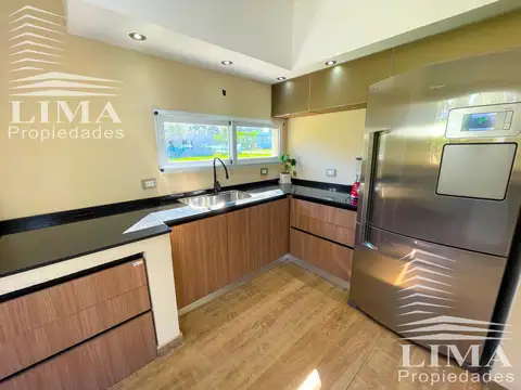 Casa en Venta con 2 cocheras