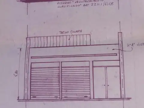 Casa con locales comerciales   jardín en lote propio en Santa Rita