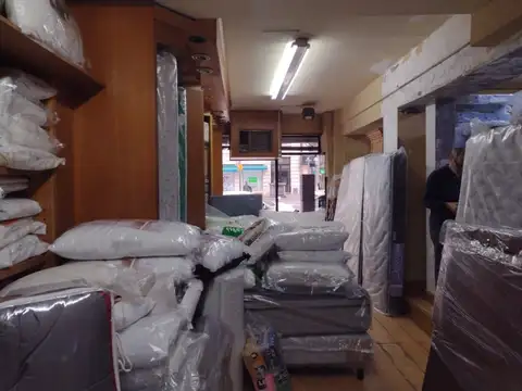 Local sobre Av Rivadavia buen frente 