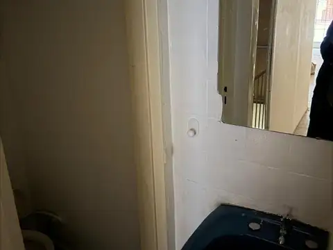 local con sotano,baño , ante baño  vidriega y malla metalica