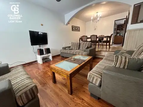 Casa 6 ambientes con 2 baños