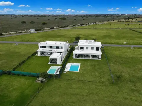 Casa en Venta con 2 cocheras