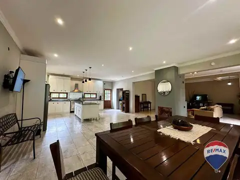 Casa en Venta con 2 cocheras