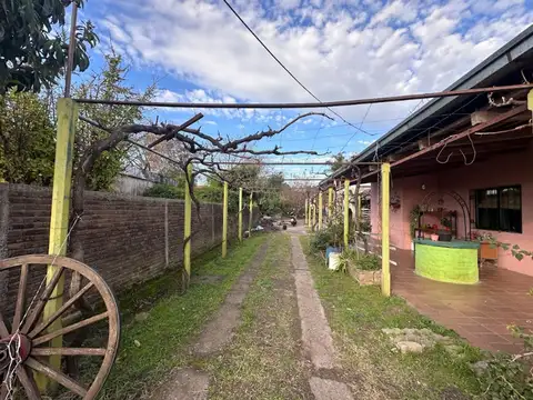 Casa 15 ambientes con 2 baños