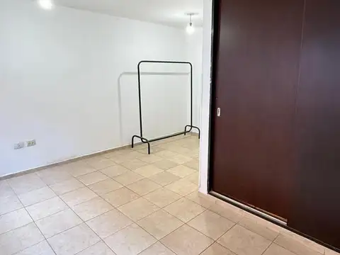 Amplio monoambiente en piso 1 por escalera en VENTA en Colombia al 200, Zona Norte, SMT