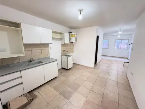 Amplio monoambiente en piso 1 por escalera en VENTA en Colombia al 200, Zona Norte, SMT