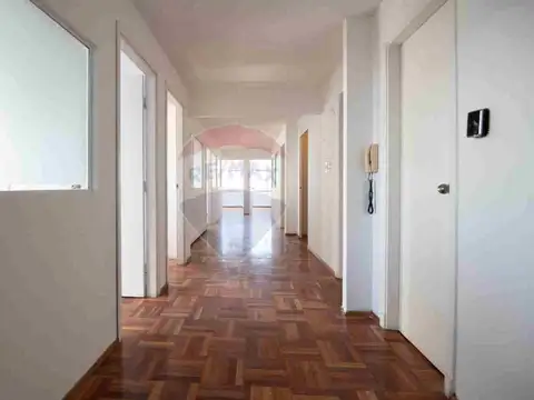 VENTA AMPLIA OFICINA EN CORDON CON BUENA RENTA