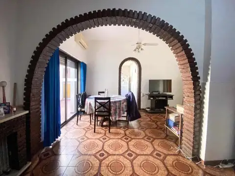 Casa 6 ambientes con 2 baños
