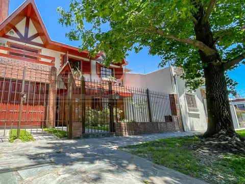 Casa 8 ambientes con 3 baños