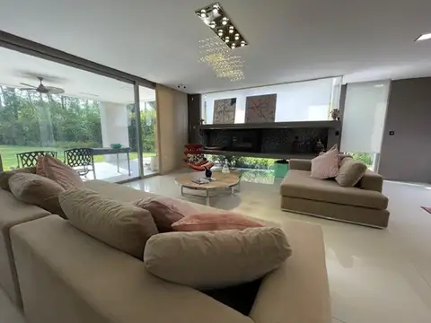 Casa en Venta con 5 cocheras