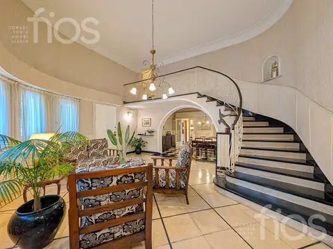 VENTA CASA DE CUATRO DORMITORIOS CON JARDIN Y COCHERA EN ABASTO