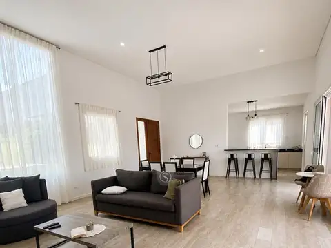 Casa en Alquiler en Pilar del Este - Santa Guadalupe, USD 1.400