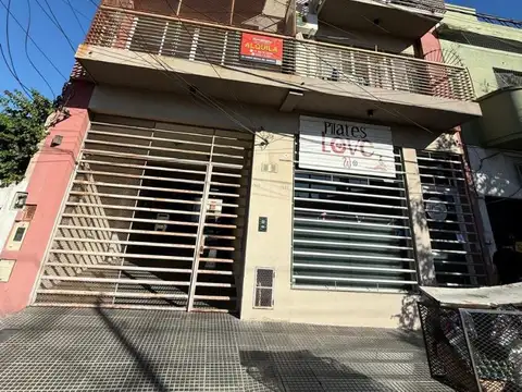 EXCELENTE DUPLEX DE 3 AMBIENTES CON COCHERA 