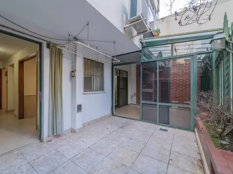 3 AMB. 97 m2tot. EN PLANTA BAJA AMPLIO PATIO  "BUEN ESTADO" C/ESPACIO GUARDA COCHE