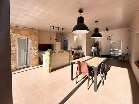 Casa 5 ambientes con 2 baños