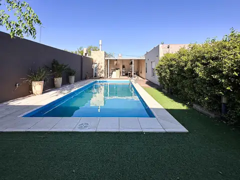 VENTA/PERMUTA - Casa de 3 Dormitorios, Cochera, Galería y Jardín con Pileta - Cañada de Gomez