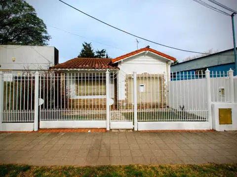 Venta Casa 5 Ambientes - Amplio Jardin - Adrogue