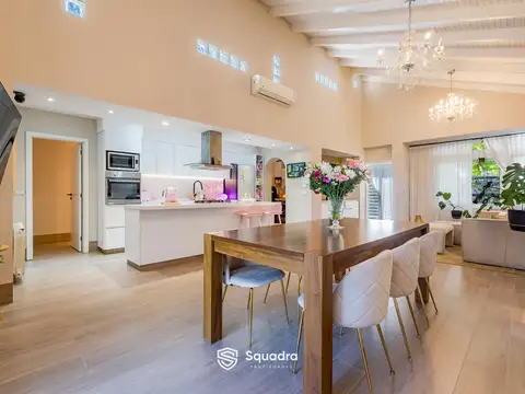 Casa en Venta con 3 cocheras