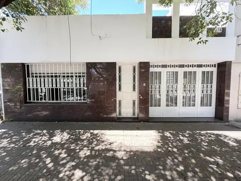 Amplísima casa a reciclar con patio y cochera
