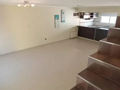 Depto Tipo Casa en Alquiler con 2 cochera