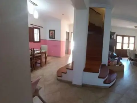Casa 5 ambientes con 2 baños