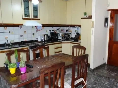 EN VENTA CHALET DE 3 AMBIENTES EN EL PALOMAR CONSTRUIDO EN 2 PLANTAS, 2 COCHERAS - FICHA 7445