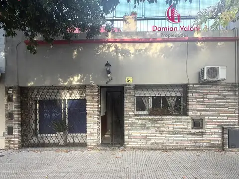 CASA CON TERRAZA Y PARRILLA - GRAN POTENCIAL