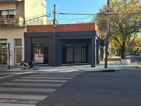 Local en alquiler en esquina, amplia vidriera. 130 mts2