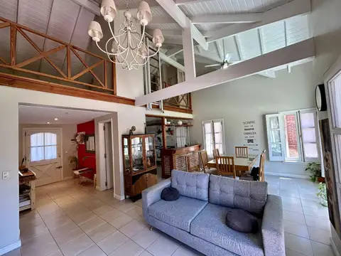 Casa en Venta con 2 cocheras