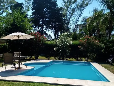 VENTA CASA DE DISEÑO CON PILETA , B° LA SOBERANA