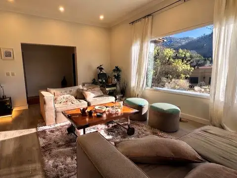 Casa en Alquiler con 2 cocheras