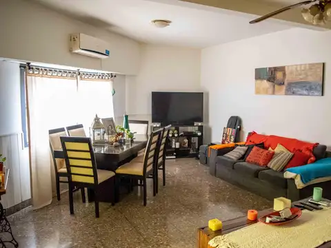 Casa 6 ambientes con 2 baños