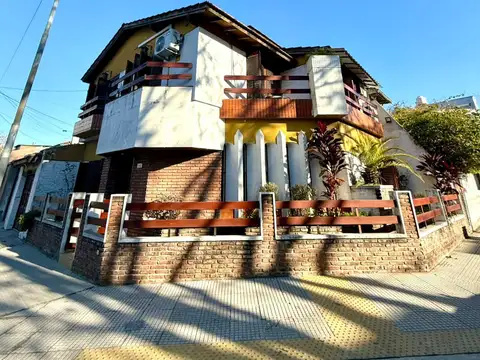 CASA LOTE PROPIO EN ESQUINA DE 205 MTS TOT, 4 AMBIENTES + ALTILLO + GARAGE Y PARRILLA, EXC. UBICACIÓN