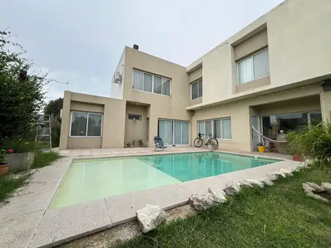 Venta casa de 2 plantas, 3 dormitorios, amplio jardín y pileta. Punta Chacra, Roldan