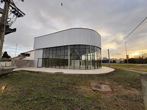 Excelente local comercial sobre Av. Constitución