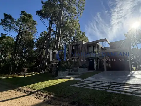 Casa 5 Dormitorios con PIleta en Venta en Pinamar Zona Norte