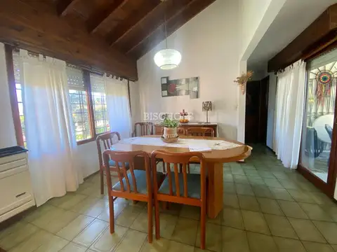 Casa 4 ambientes con 2 baños