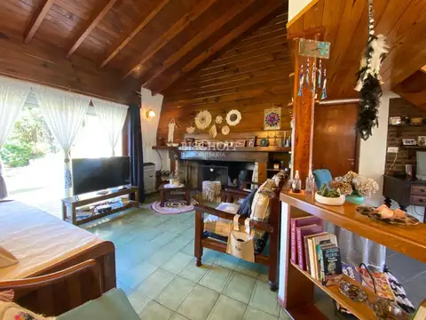 EXCELENTE CASA DE 4 AMBIENTES CON COCHERA Y QUINCHO